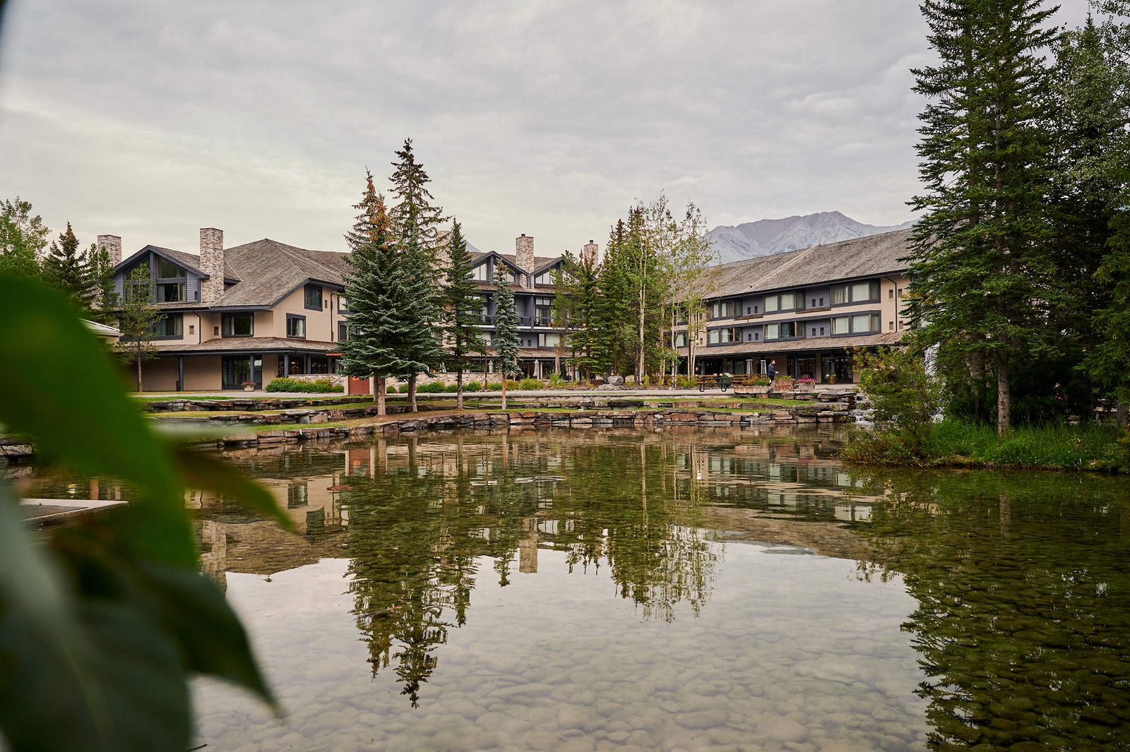 PKML Outdoor Pond Lodge – Pomeroy Kananaskis Mountain Lodge