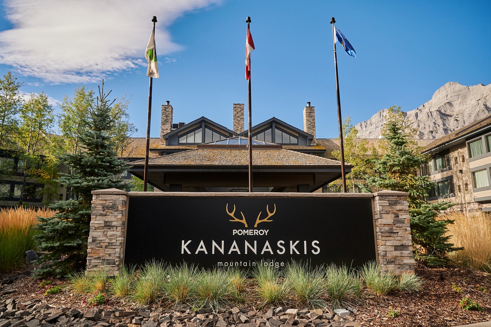 PKML Summer Exterior Welcome – Pomeroy Kananaskis Mountain Lodge